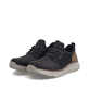 Mocassins Rieker noirs pour hommes B1850-00 avec la semelle lightsole+. Chaussures inclinées sur le côté.