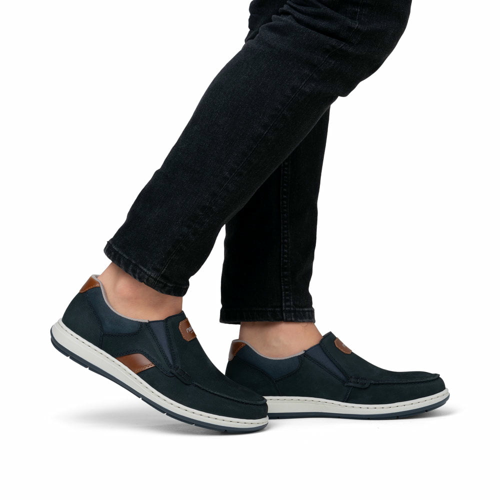 Blaue Rieker Herren Slipper 17368-14 mit einem Gummizug sowie der Extraweite H. Schuh am Fuß.