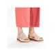 Beige Rieker Keilsandaletten 62741-60 mit einem Gummizug sowie der Extraweite H. Schuh am Fuß.