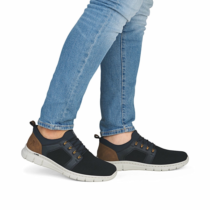 Blaue Rieker Herren Slipper B7796-14 mit einem Gummizug sowie Komfortweite G 1/2. Schuh am Fuß.