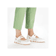 Weiße Rieker Ballerinas 49977-80, Barfußschuhe mit einem Klettverschluss. Schuh am Fuß.