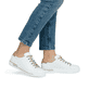 Weiße Rieker Damen Sneaker Low L88W2-80 in Löcheroptik mit einer Schnürung. Schuh am Fuß.