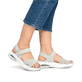 Grüne vegane Rieker Damen Trekkingsandalen W3152-52 mit einem Klettverschluss. Schuh am Fuß.