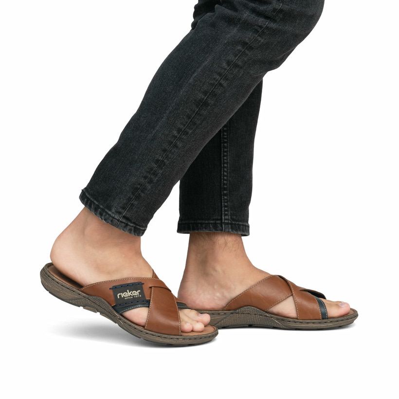 Braune Rieker Herren Pantoletten 22099-25 mit der Komfortweite G 1/2. Schuh am Fuß.