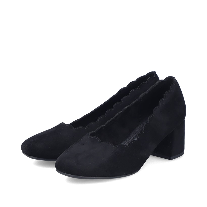Schwarze Rieker Pumps 44767-00 mit einer griffigen Sohle. Schuhpaar seitlich schräg.