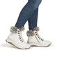 Weiße Rieker Damen Schnürstiefel W0063-80 mit wasserabweisender TEX-Membran. Schuh am Fuß.