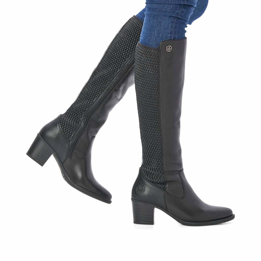 Schwarze Rieker Damen Hochschaftstiefel Y2050-00 aus Glattleder. Schuh am Fuß.