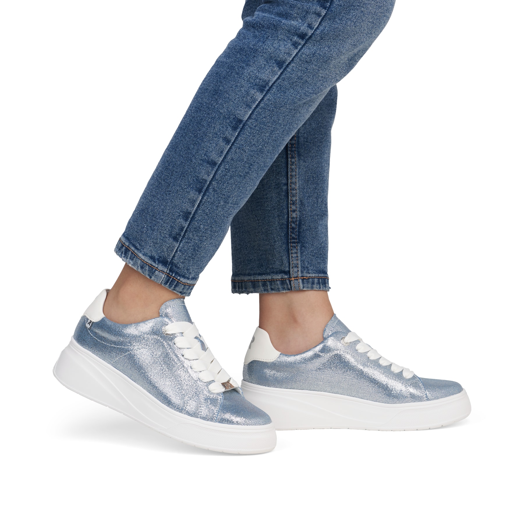 Baskets basses Rieker bleues végétaliennes femme W2302-14 avec lacets. Chaussure au pied.