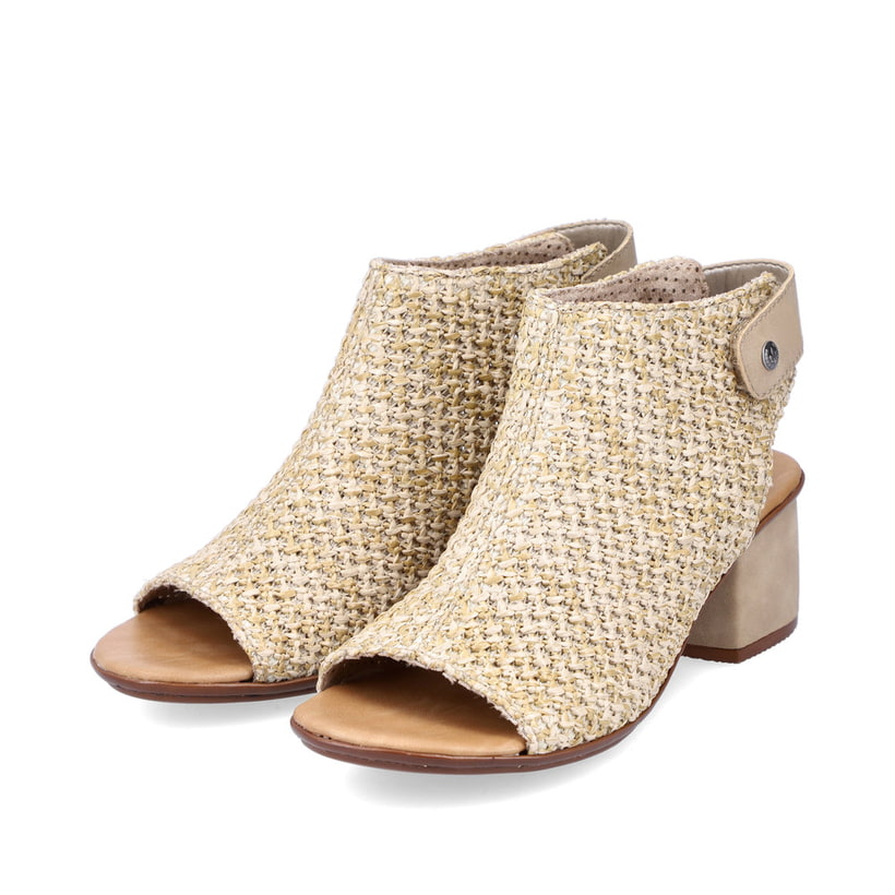 Beige Rieker Riemchensandaletten 64670-60 mit einem Klettverschluss. Schuhpaar seitlich schräg.