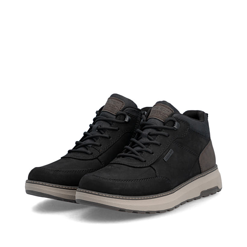 Schwarze Rieker Herren Sneaker High B5501-00 aus Rauleder. Schuhpaar seitlich schräg.