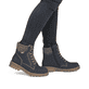 Dunkelblaue Rieker Damen Biker Boots 73220-14 mit wasserabweisender TEX-Membran. Schuh am Fuß.
