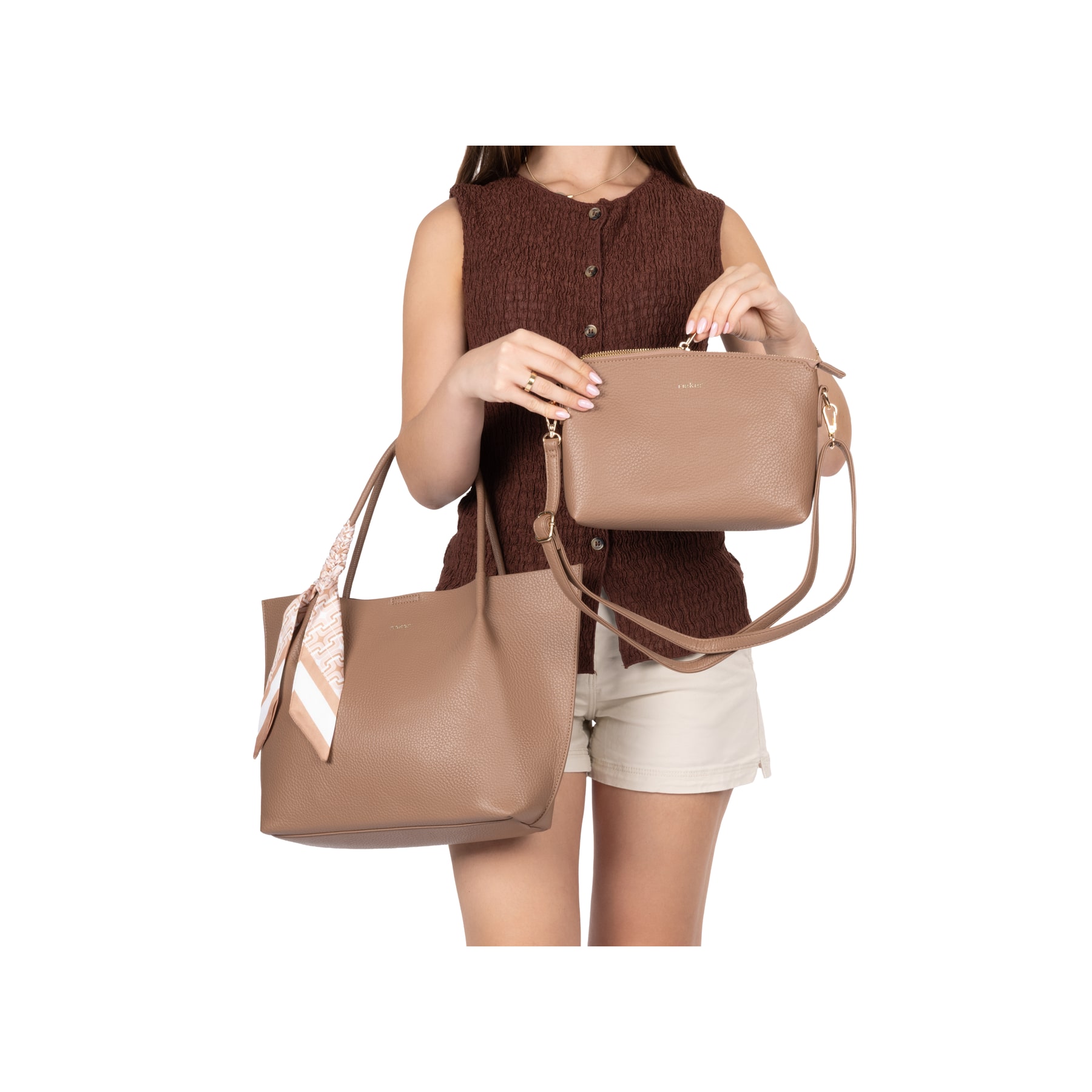Sac à main Rieker H1399-24 marron avec foulard Niki et fermeture magnétique. Porté.