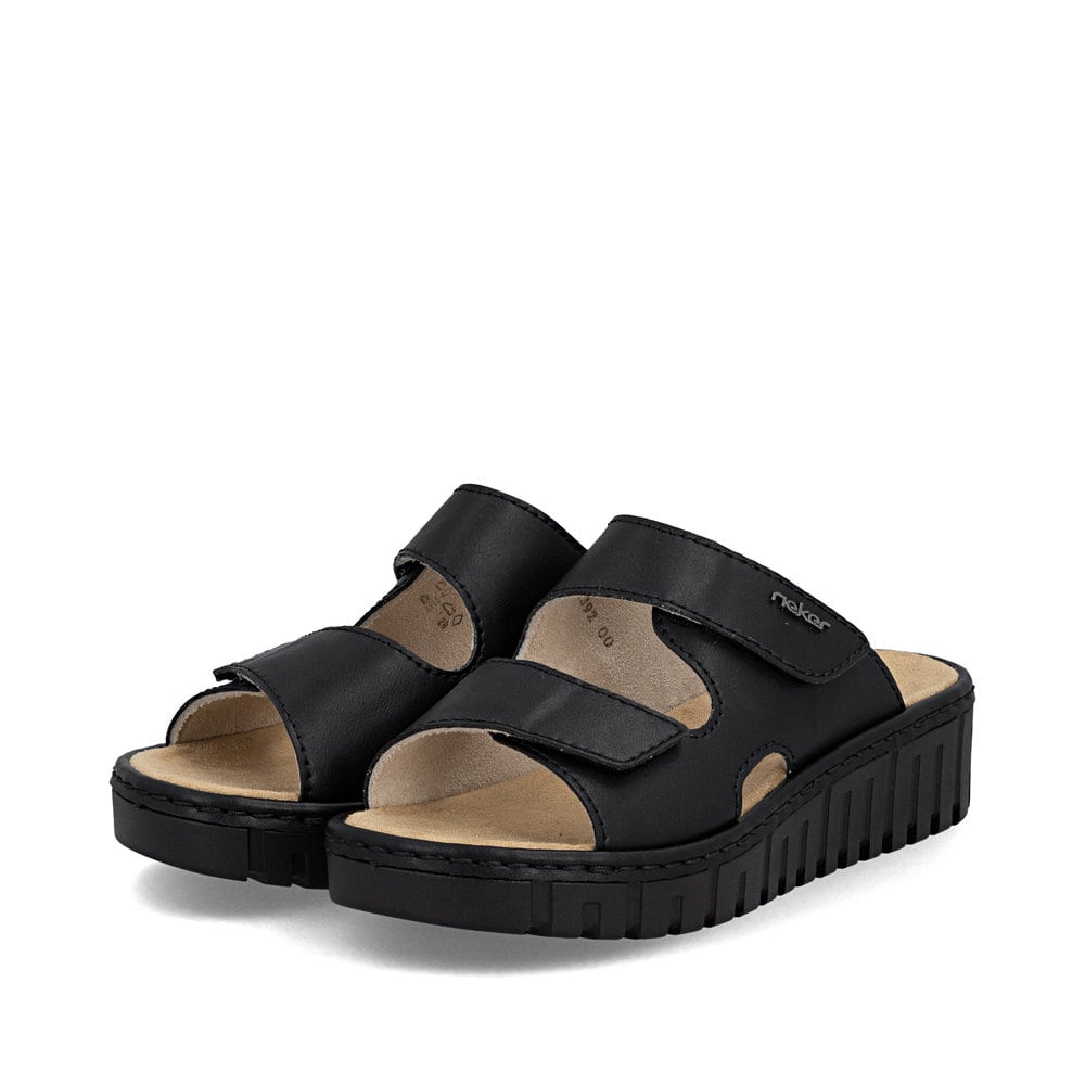 Schwarze Rieker Damen Pantoletten V1392-00 mit einem Klettverschluss. Schuhpaar seitlich schräg.