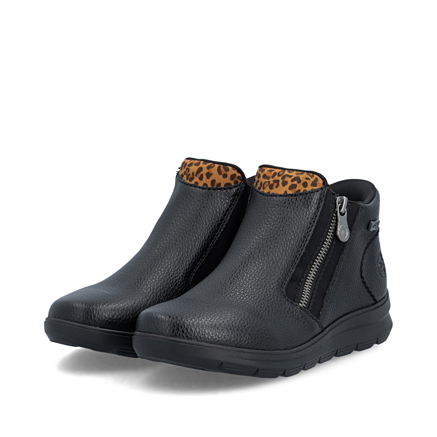 Schwarze Rieker Damen Kurzstiefel Z0059-00 mit wasserabweisender TEX-Membran. Schuhpaar seitlich schräg.