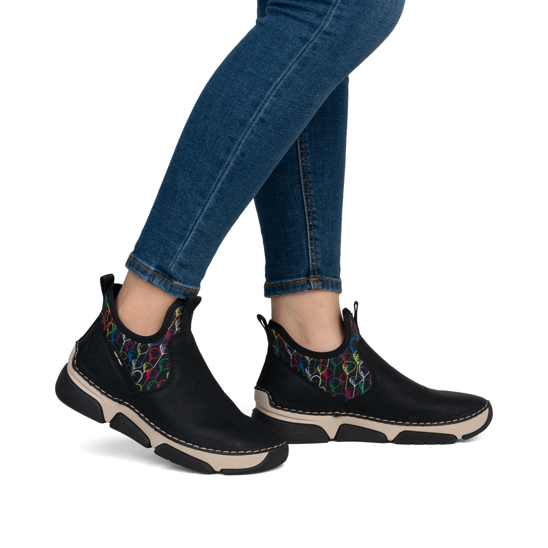 Urbanschwarze Rieker Damen Slipper 45957-00 mit einer schockabsorbierenden Sohle. Schuh am Fuß