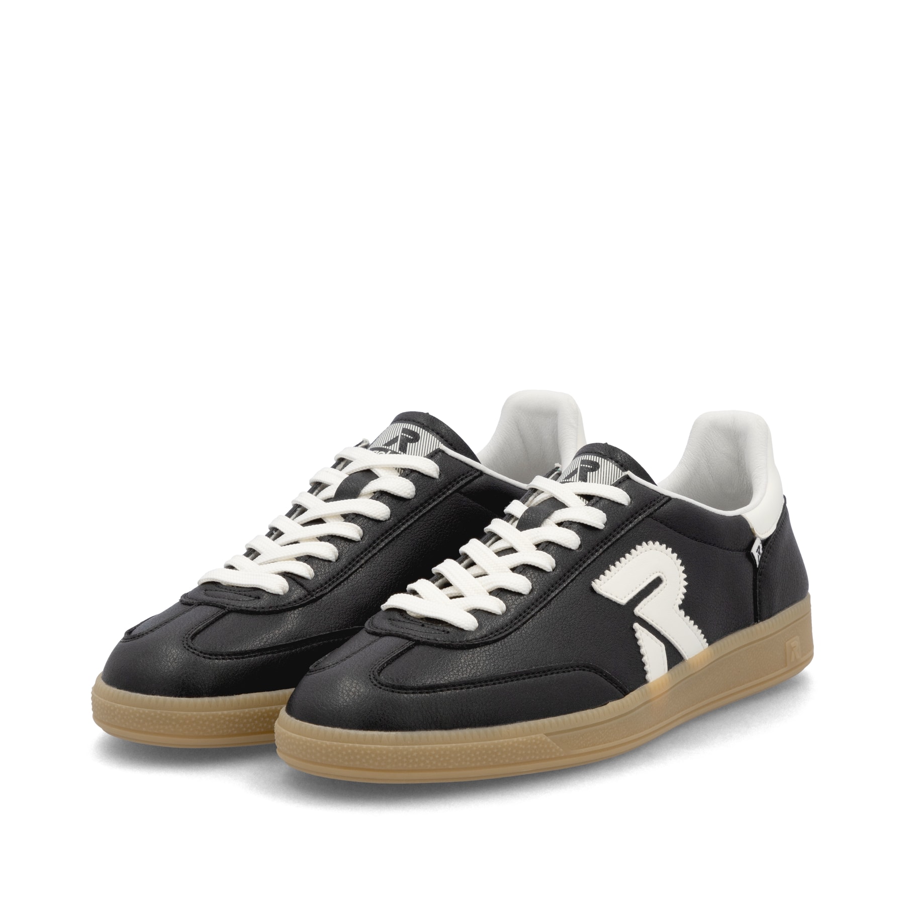 Schwarze Rieker Herren Sneaker Low U2200-00 mit einer Schnürung. Schuhpaar seitlich schräg.