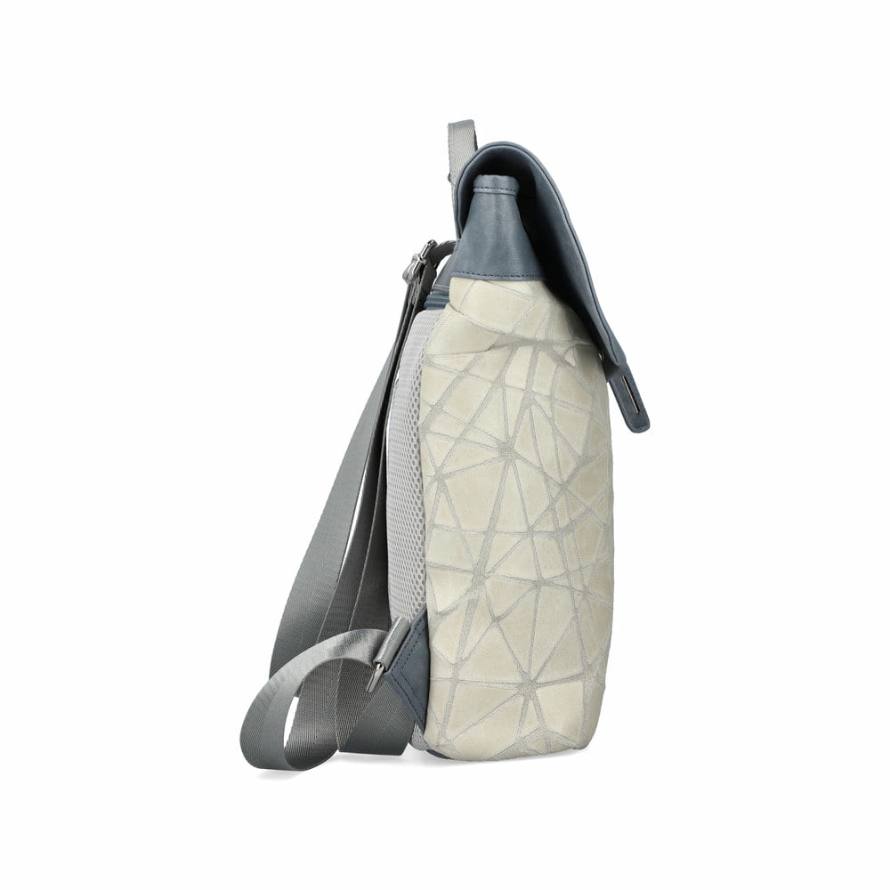 Rieker Rucksack H1386-13 in Blau mit Reißverschluss, diebstahlsicherem Rückenfach und Laptopfach. Rechtsseitig.