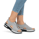 Metallische Rieker Damen Riemchensandalen V59B5-90 mit einem Gummizug. Schuh am Fuß.