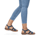 Blaue Rieker Damen Riemchensandalen 628G9-16 mit Schmuckelementen sowie Gummizug. Schuh am Fuß.
