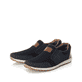 Blaue Rieker Herren Slipper 08869-14 mit Elastikeinsatz sowie Komfortweite G 1/2. Schuhpaar seitlich schräg.