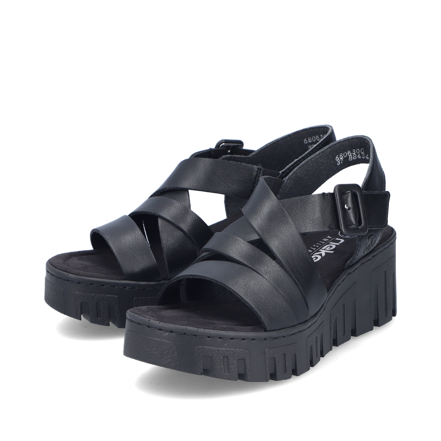 Schwarze Rieker Keilsandaletten 68063-00 mit trendigen Schnalle. Schuhpaar seitlich schräg.