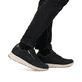 Blaue Rieker Herren Sneaker Low B0701-15 mit Reißverschluss sowie Komfortweite G. Schuh am Fuß.