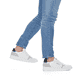 Weiße Rieker Herren Sneaker Low U0401-81 mit strapazierfähiger Sohle. Schuh am Fuß.