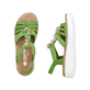 Grüne Rieker Keilsandaletten 63251-52 mit Schmuckelementen sowie einem Gummizug. Schuh von oben, liegend.