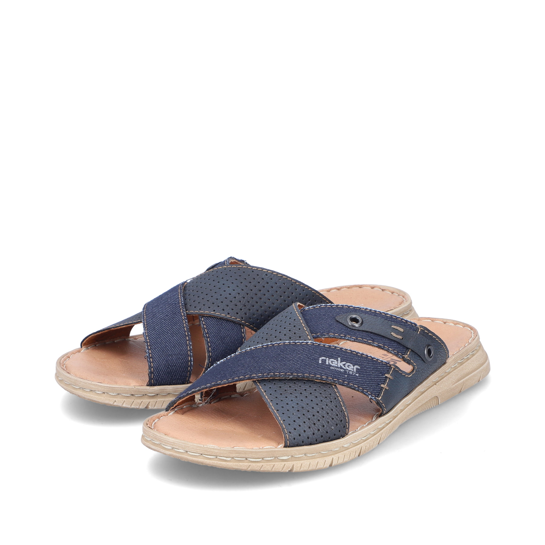 Blaue Rieker Herren Pantoletten 21384-14 mit der Komfortweite G. Schuhpaar seitlich schräg.