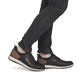 Schwarz-braune Rieker Herren Slipper 14755-00 aus Glattleder. Schuh am Fuß.