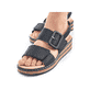 Schwarze Rieker Keilsandaletten 62950-00 mit trendigen Schnalle. Schuh am Fuß.