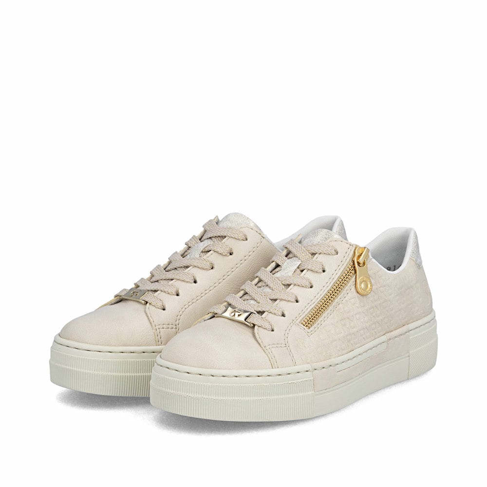 Baskets basses Rieker blanches pour femme N4914-80 avec relief décoratif. Chaussures inclinées sur le côté.