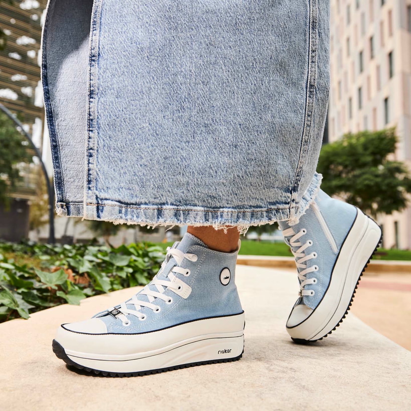 Blaue vegane Rieker Damen Sneaker High 90010-10 mit einem Reißverschluss. Schuh am Model.