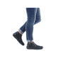 
Graphitschwarze Rieker Herren Slipper 03072-00 mit einer schockabsorbierenden Sohle. Schuh am Fuß