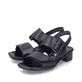 Schwarze Rieker Riemchensandaletten 62663-01 aus Glattleder. Schuhpaar seitlich schräg.