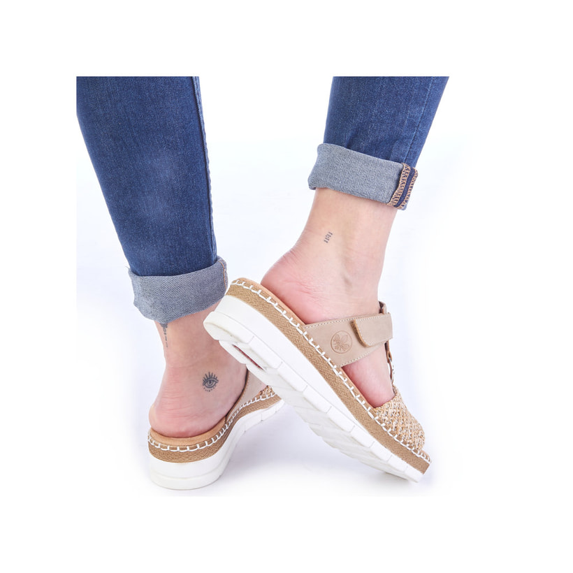 Beige Rieker Damen Pantoletten V1243-60 mit Schmuckelementen. Schuh am Fuß.