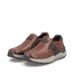 Braune Rieker Herren Slipper 06055-24 aus Glattleder mit einem Gummizug. Schuhpaar seitlich schräg.