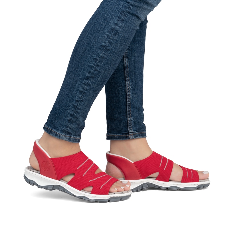 Rote vegane Rieker Damen Trekkingsandalen 68895-33 mit Ready2GO Slip-in Funktion. Schuh am Fuß.