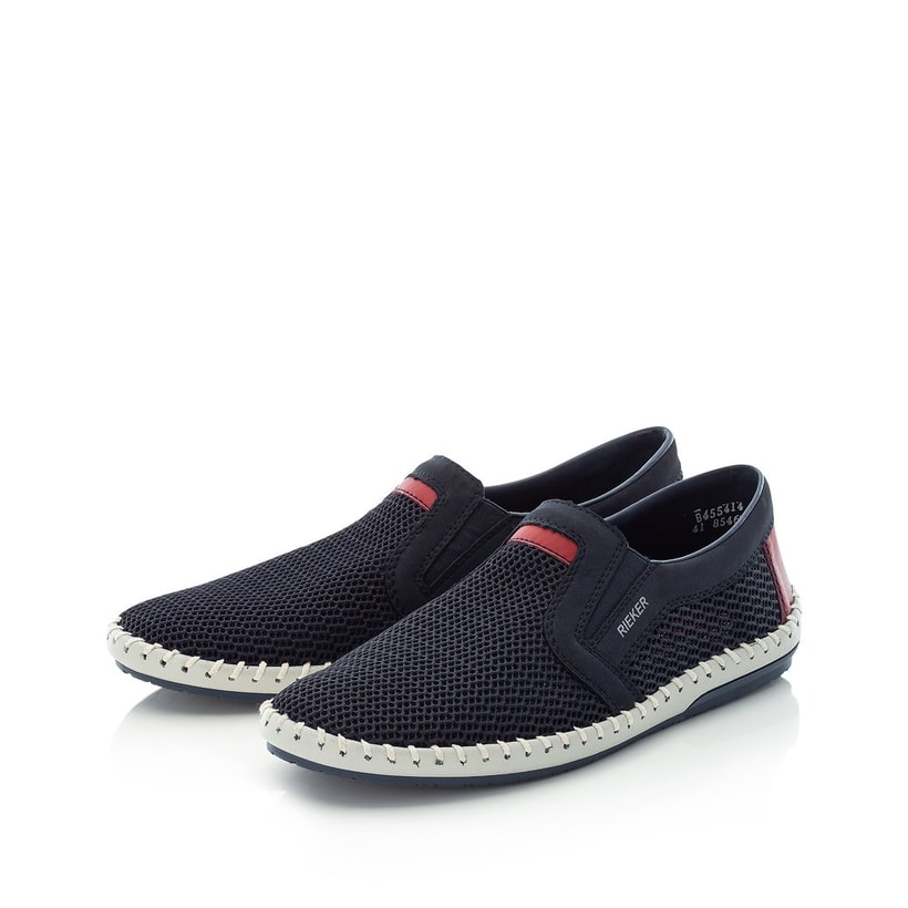 Blaue Rieker Herren Slipper B4554-14 mit Elastikeinsatz sowie weißen Ziernähten. Schuhpaar seitlich schräg.