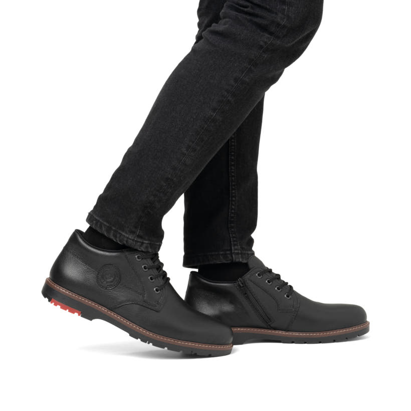 Schwarze Rieker Herren Schnürstiefel 10539-00 aus Glattleder mit Reißverschluss. Schuh am Fuß.