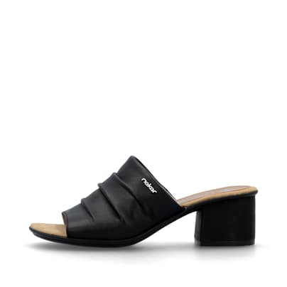 Schwarze Rieker Damen Pantoletten 64687-00 mit einer schockabsorbierenden Sohle. Schuh Außenseite.
