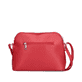 Sac à main Rieker H1031-33 rouge avec fermeture éclair et bandoulière ajustable. Côté gauche.