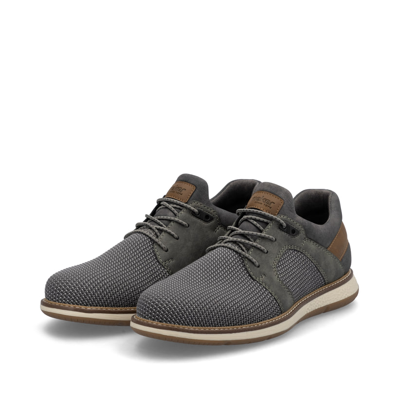 Graue Rieker Herren Slipper 04452-42 mit einem Gummizug sowie Komfortweite G 1/2. Schuhpaar seitlich schräg.
