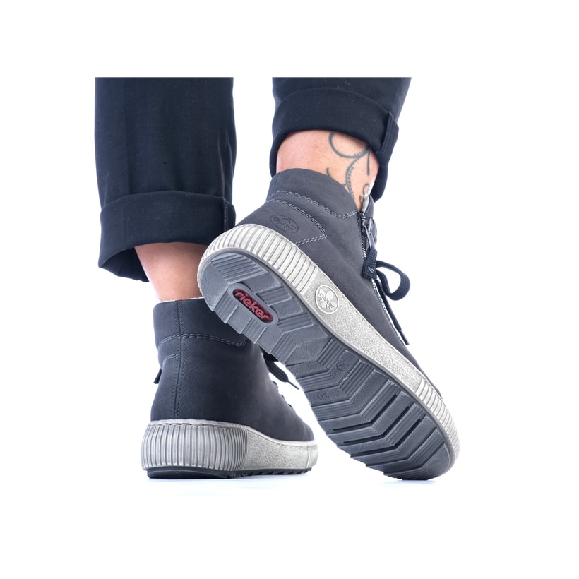 Graue Rieker Damen Schnürschuhe Z6611-45 mit einer robusten Profilsohle. Schuh am Fuß
