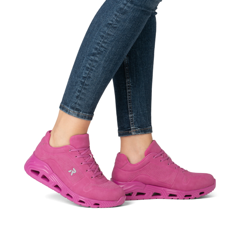 Rosane vegane Rieker Damen Sneaker Low N5202-31 mit einer Schnürung. Schuh am Fuß.