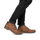 Nussbraune Rieker Herren Schnürstiefel 14612-24 mit einer Schnürung. Schuh am Fuß.