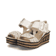 Beige Rieker Keilsandaletten 68172-60 mit trendiger Schnalle. Schuhpaar seitlich schräg.