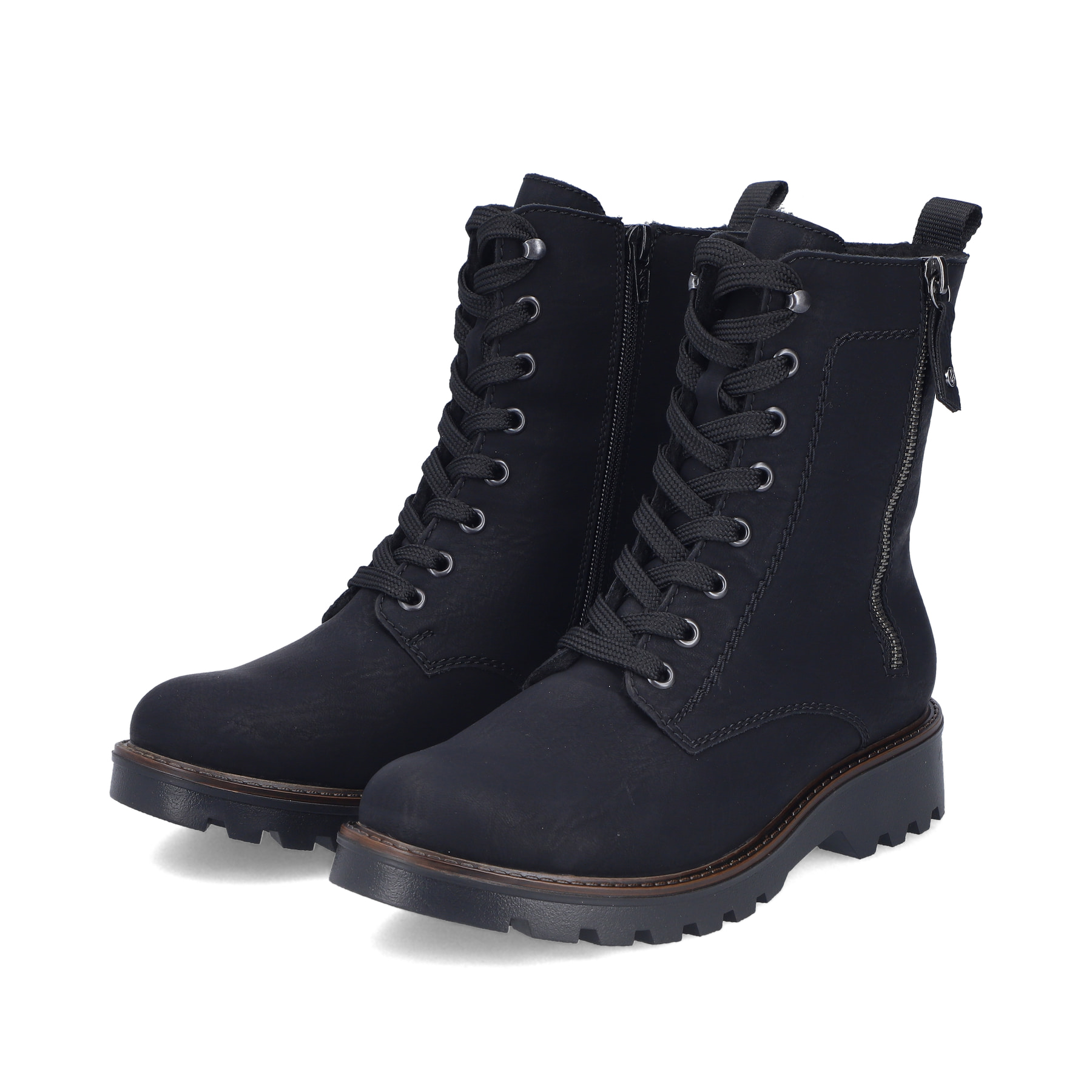 Schwarze Rieker Damen Biker Boots 73210-00 mit einem Reißverschluss. Schuhpaar seitlich schräg.