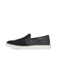 Blaue Rieker Herren Slipper B2265-14 mit einem Gummizug sowie Komfortweite G 1/2. Schuh Außenseite.