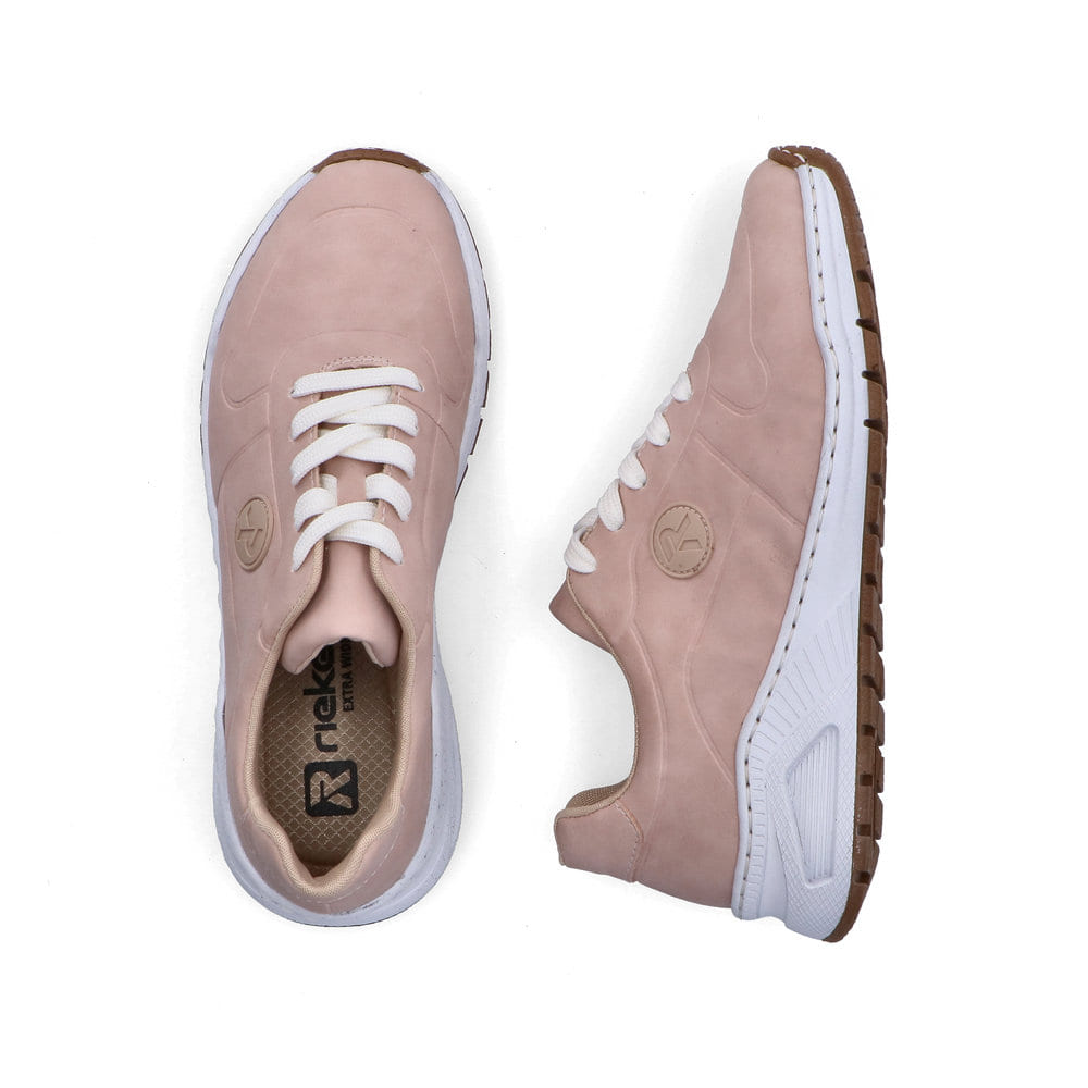 Rosane Rieker Damen Sneaker Low M4903-31 mit abgesetztem Logo sowie Schnürung. Schuh von oben, liegend.